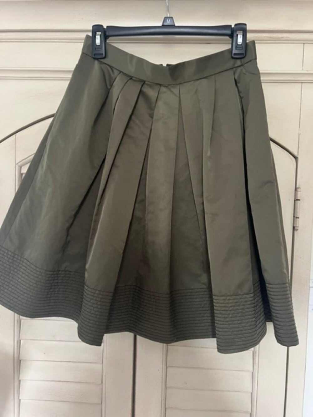 Banana Republic Olive Green Satin Pleated Skirt  Women’s W/ Pockets - Size 8
